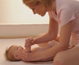 Массаж младенцев: как правильно тереть вашего малыша