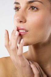 Лечение трещин на губах в домашних условиях